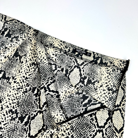 Nasty Gal Collection - Snake Print Ruffle Hem Skirt - Picture 4 of 10